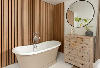 Take a long, relaxing soak in the luxurious slipper bath.