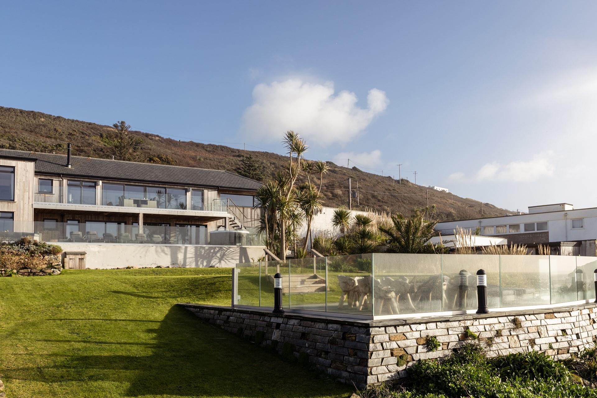 Four Winds is located next door to Praaloha, perfect for large family groups.