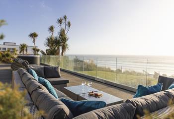 Sink into the comfortable rattan sofa and enjoy drinks and nibbles in the evening.