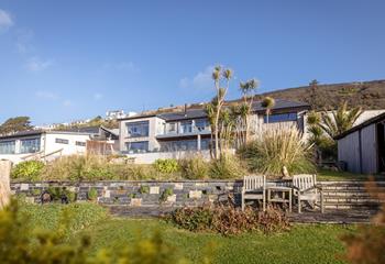 This stylish beachfront home offers an unforgettable break!