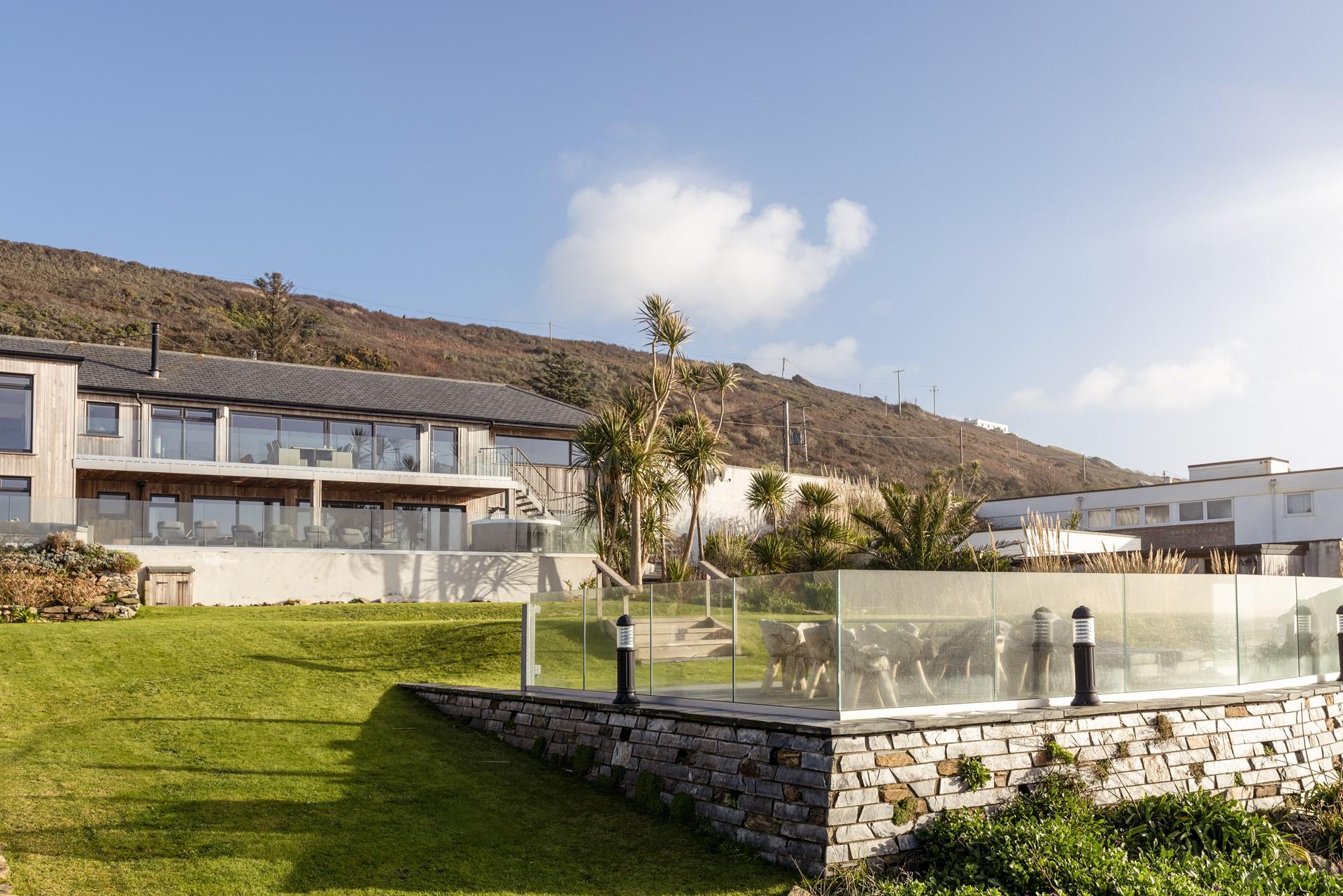 Four Winds is located next door to Praaloha, perfect for large family groups.