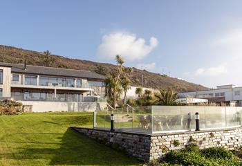 Four Winds is located next door to Praaloha, perfect for large family groups.