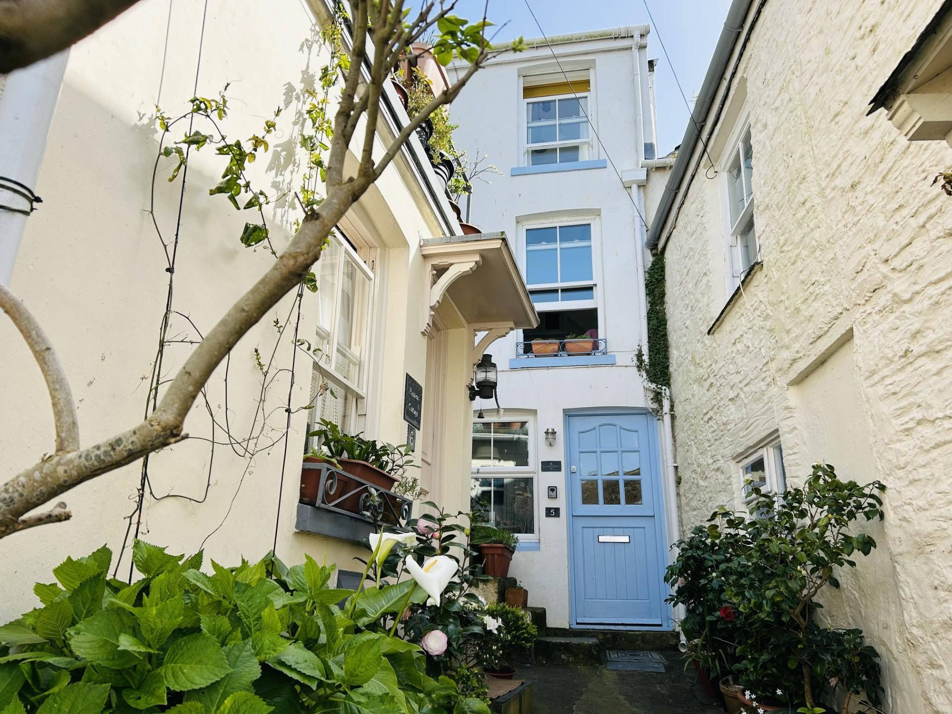Welcome to Samphire Cottage, a charming retreat for two in the heart of Mevagissey.