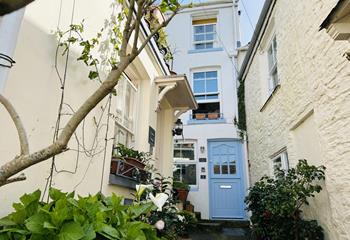 Welcome to Samphire Cottage, a charming retreat for two in the heart of Mevagissey.