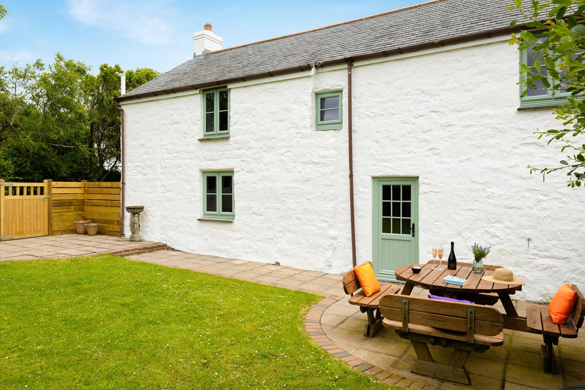 Bring dinner outside straight from the kitchen and enjoy al fresco dining. 
