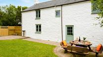 Bring dinner outside straight from the kitchen and enjoy al fresco dining. 