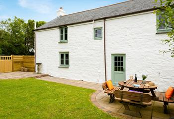 Bring dinner outside straight from the kitchen and enjoy al fresco dining. 