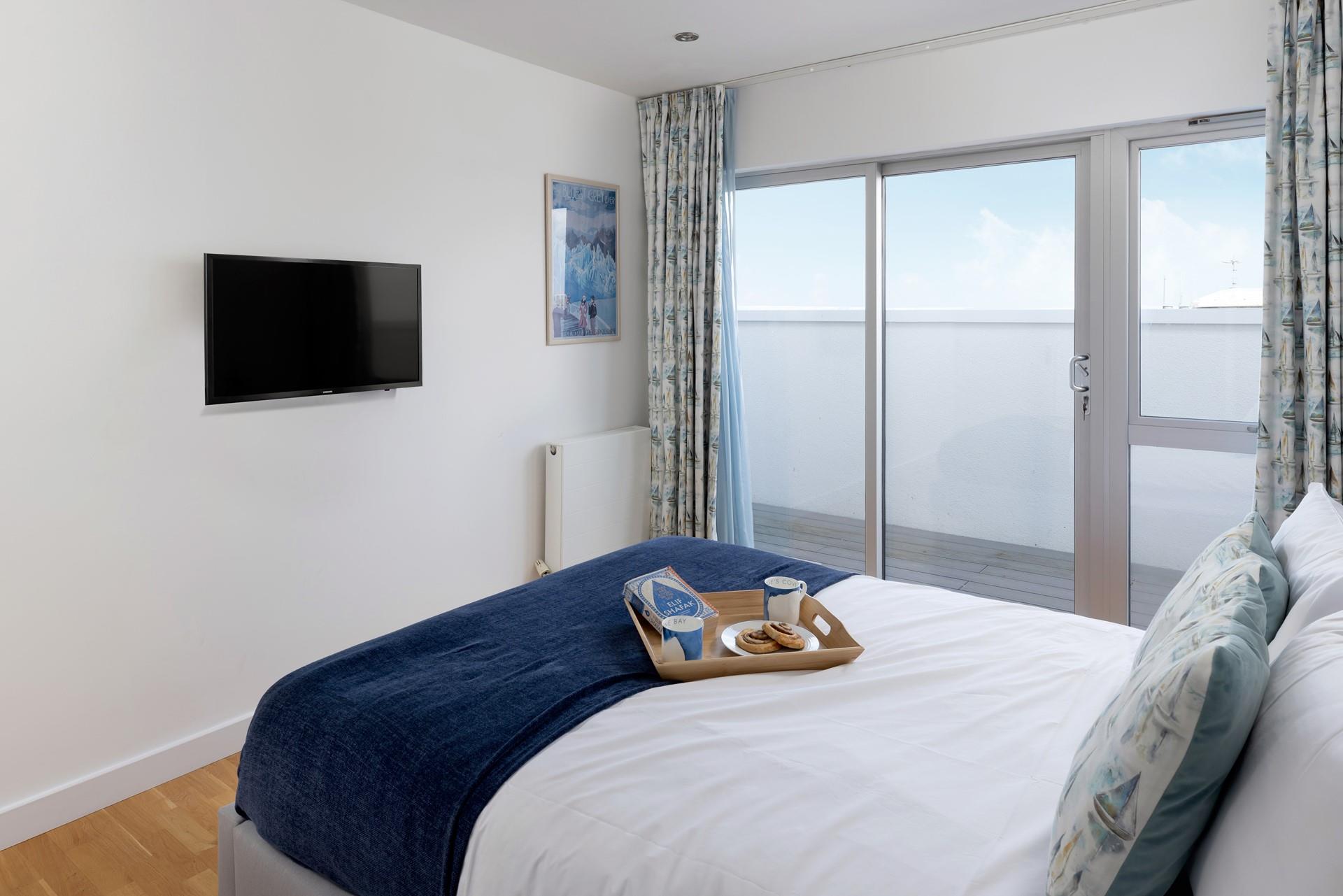 Open the doors and let the sea breeze in whilst you get ready for the morning. 