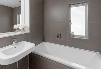 Enjoy a rejuvenating soak in the tub after busy beach days. 