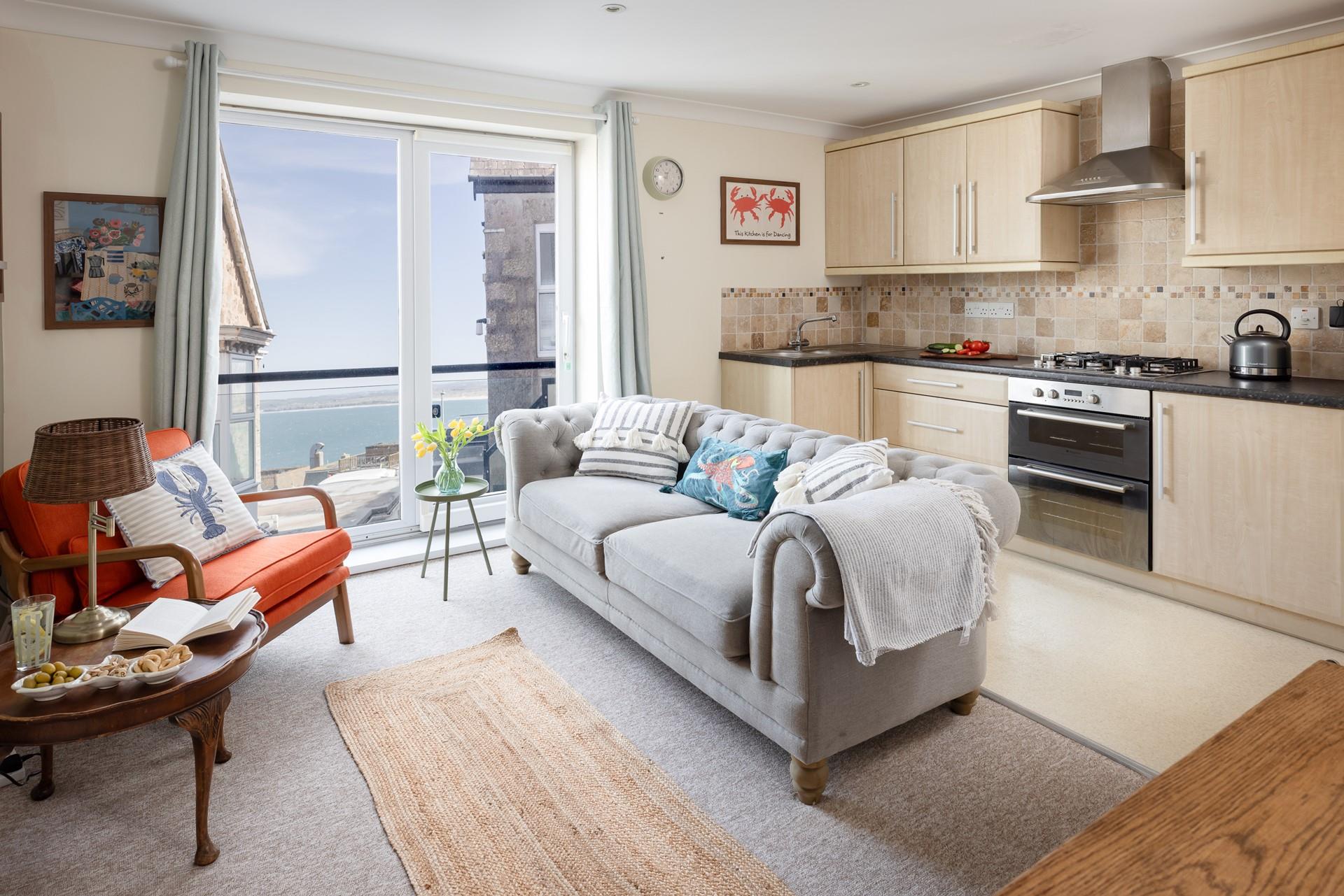 Enjoy easy cooking after long days by the sea. 