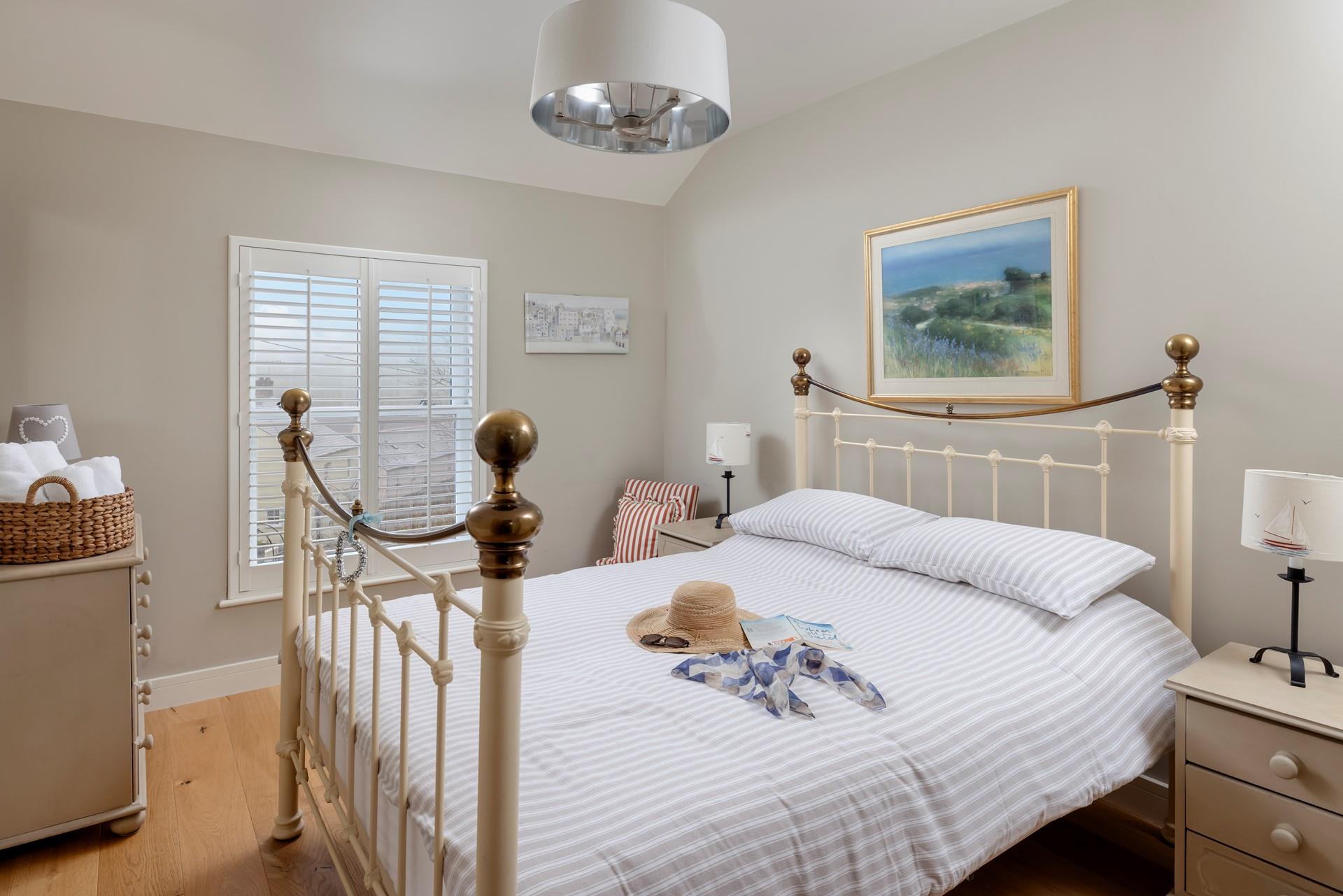 Wake up in the king size bed after a rejuvenating slumber.