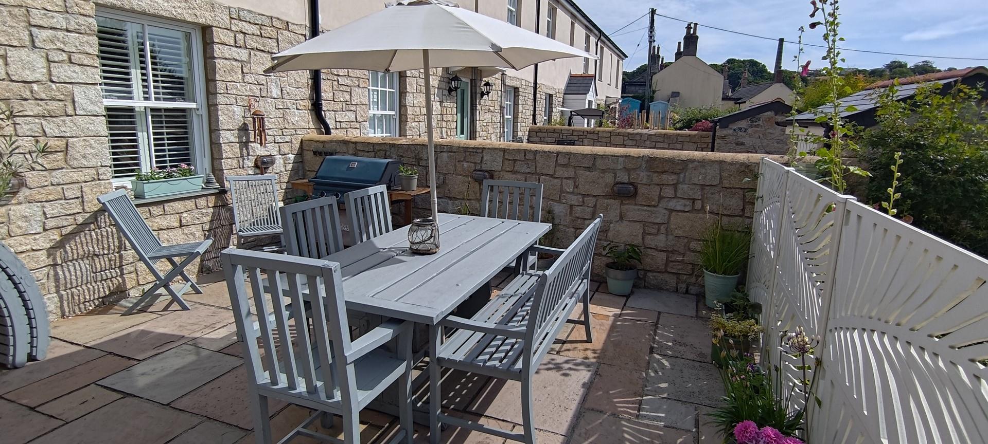 Take meals al fresco on the patio.