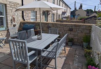 Take meals al fresco on the patio.