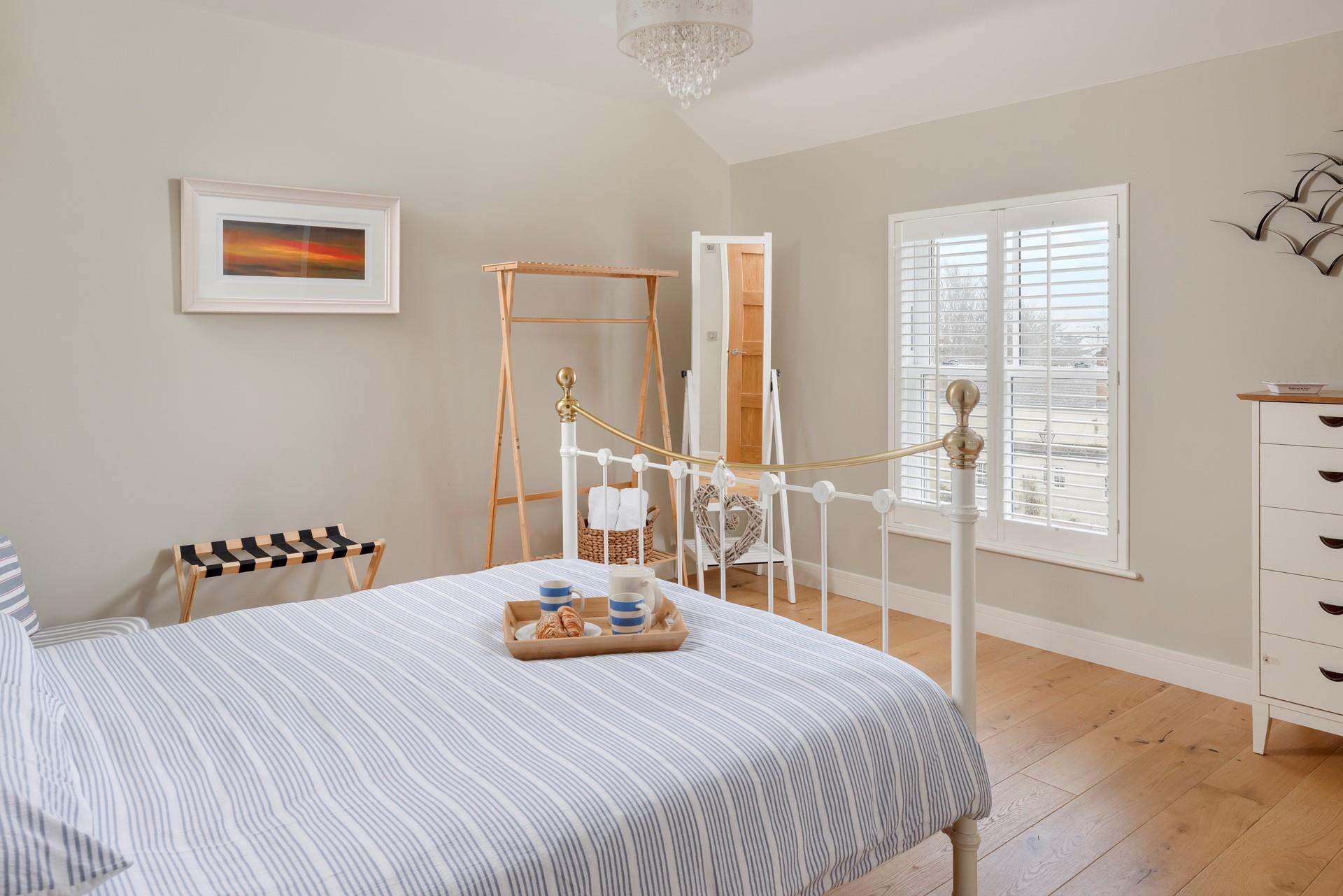 The bedrooms are decorated with pastel tones and provide a relaxing base.