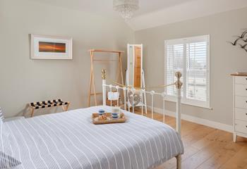 The bedrooms are decorated with pastel tones and provide a relaxing base.