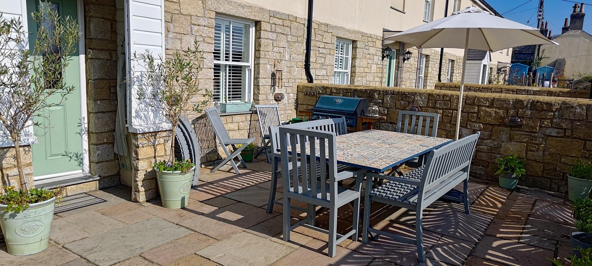 Enjoy meals al fresco in the sunshine.