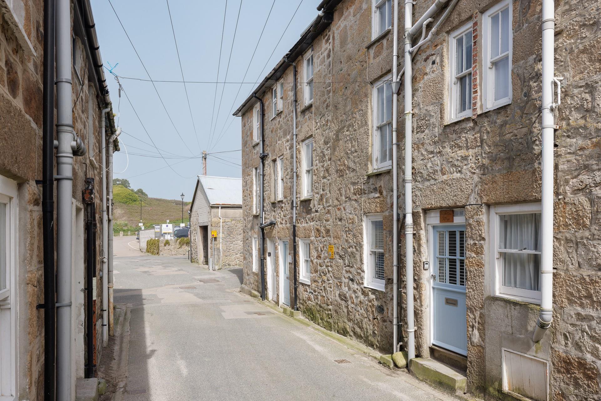Tucked away down a quaint lane, a stone's throw from Porthmeor beach!