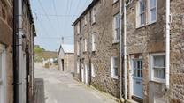 Tucked away down a quaint lane, a stone's throw from Porthmeor beach!