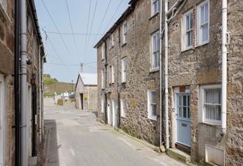 Tucked away down a quaint lane, a stone's throw from Porthmeor beach!