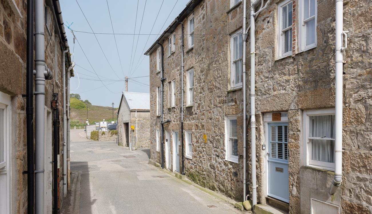 Tucked away down a quaint lane, a stone's throw from Porthmeor beach!