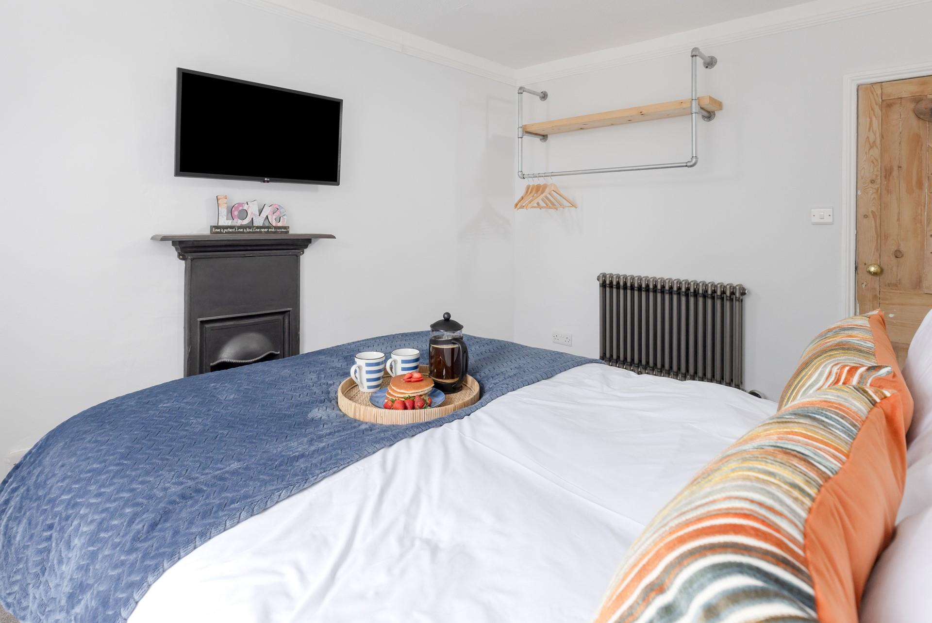 A clever hanging rail means you can unpack with ease.