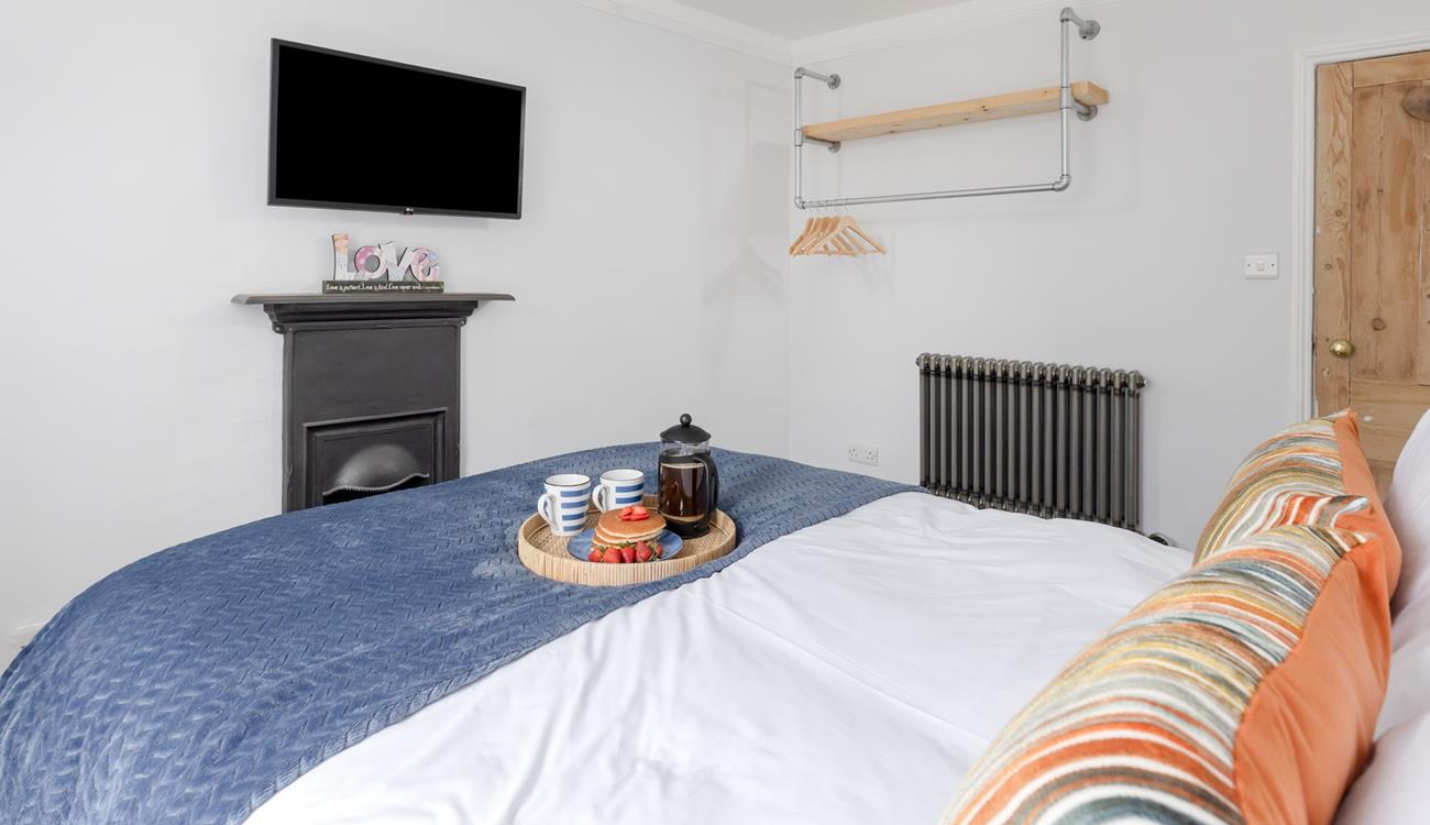 A clever hanging rail means you can unpack with ease.