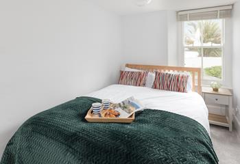 Wake up and find yourself moments from the beach and harbourside.