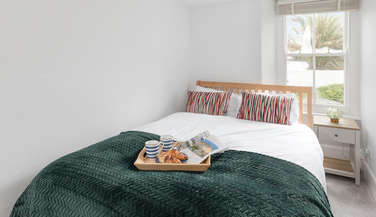 Wake up and find yourself moments from the beach and harbourside.