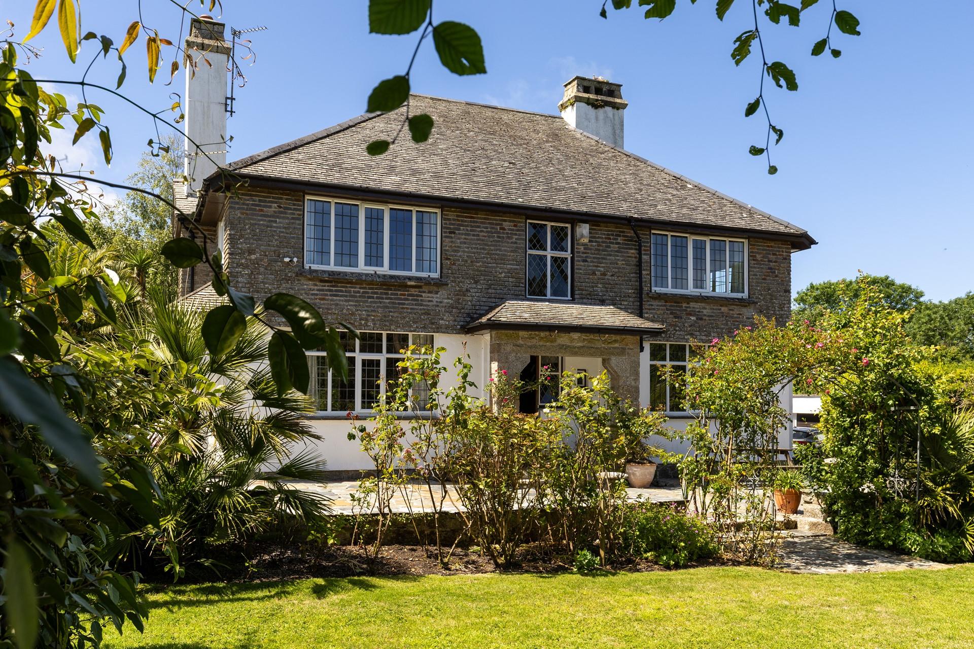 Tucked away, with secluded gardens, March is only a ten minute stroll from St Ives town.