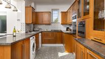 The well-equipped kitchen has everything you need.