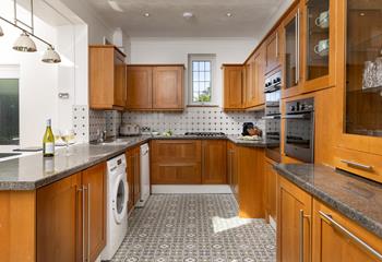 The well-equipped kitchen has everything you need.