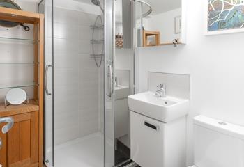 Start your days with a refreshing rinse in the shower room.
