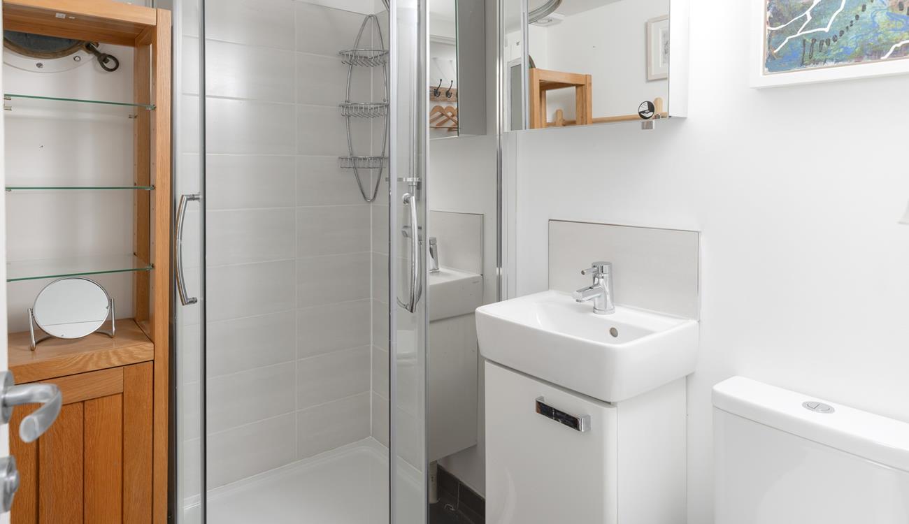 Start your days with a refreshing rinse in the shower room.