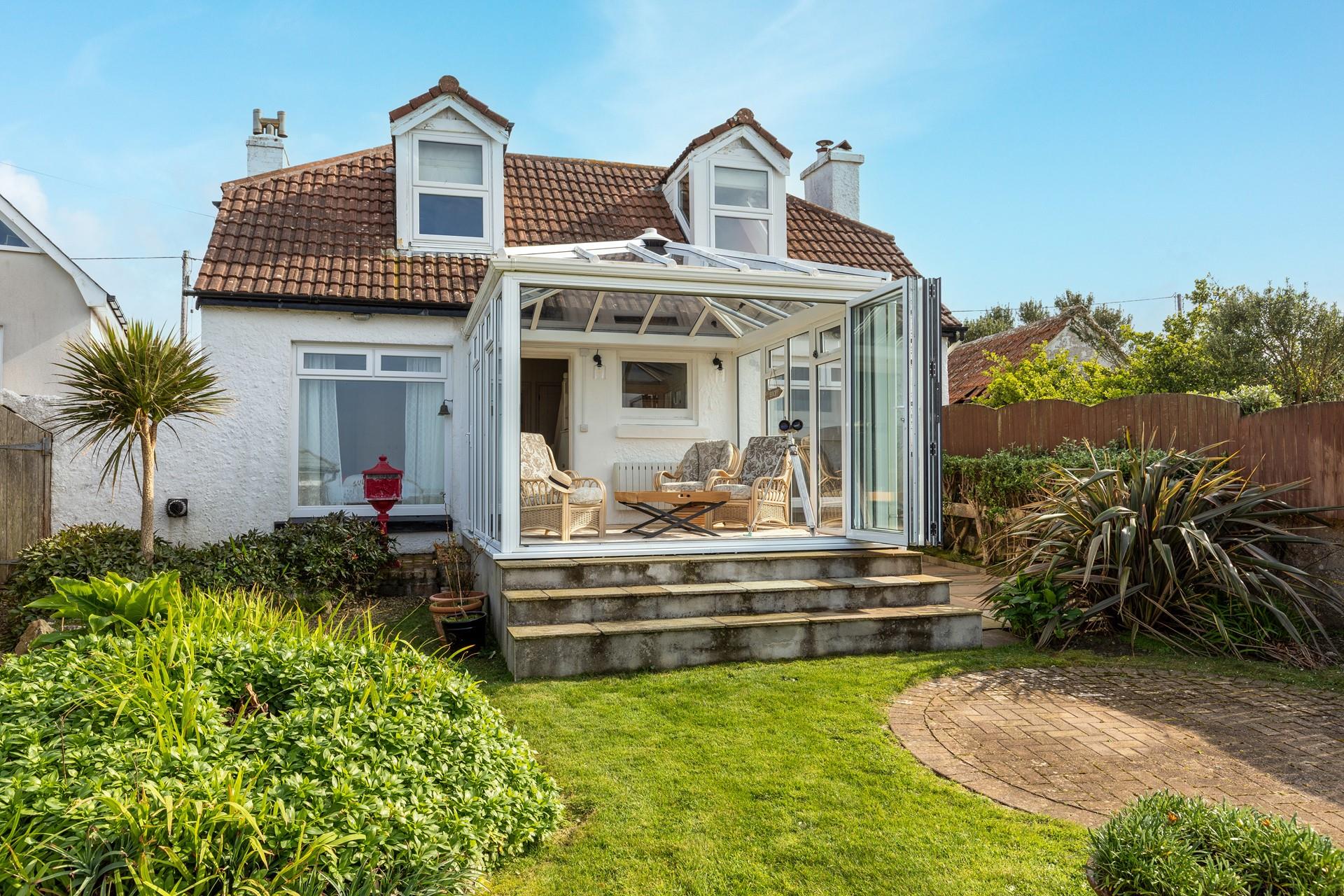 Enjoy al fresco evenings in the garden watching the ocean blues.