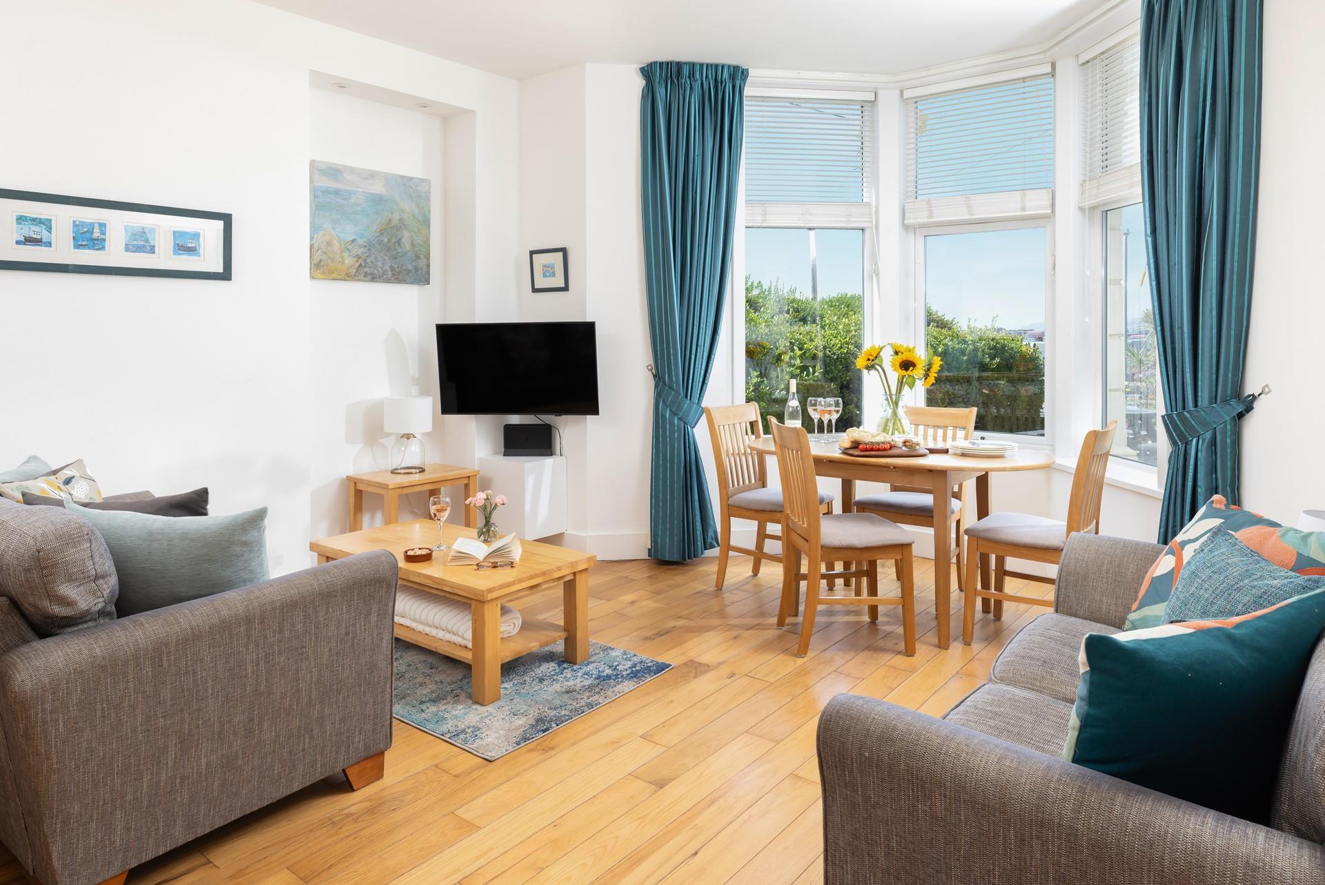 Sink into the sofa, pop your feet up, and enjoy a crisp bottle of wine after a day of exploring. 
