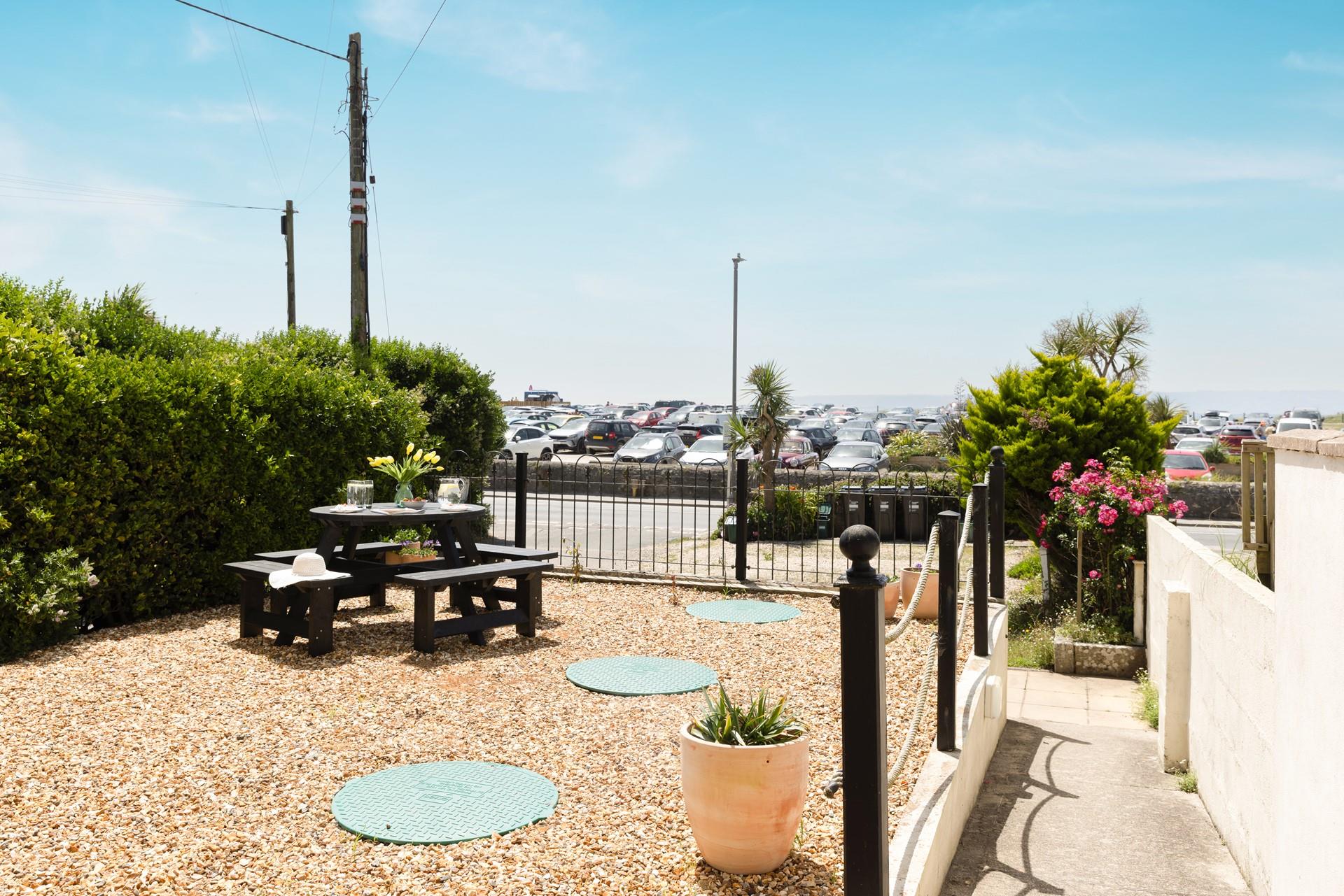 Pour yourself a chilled glass of wine and soak up the evening sunshine in front of the ocean. 
