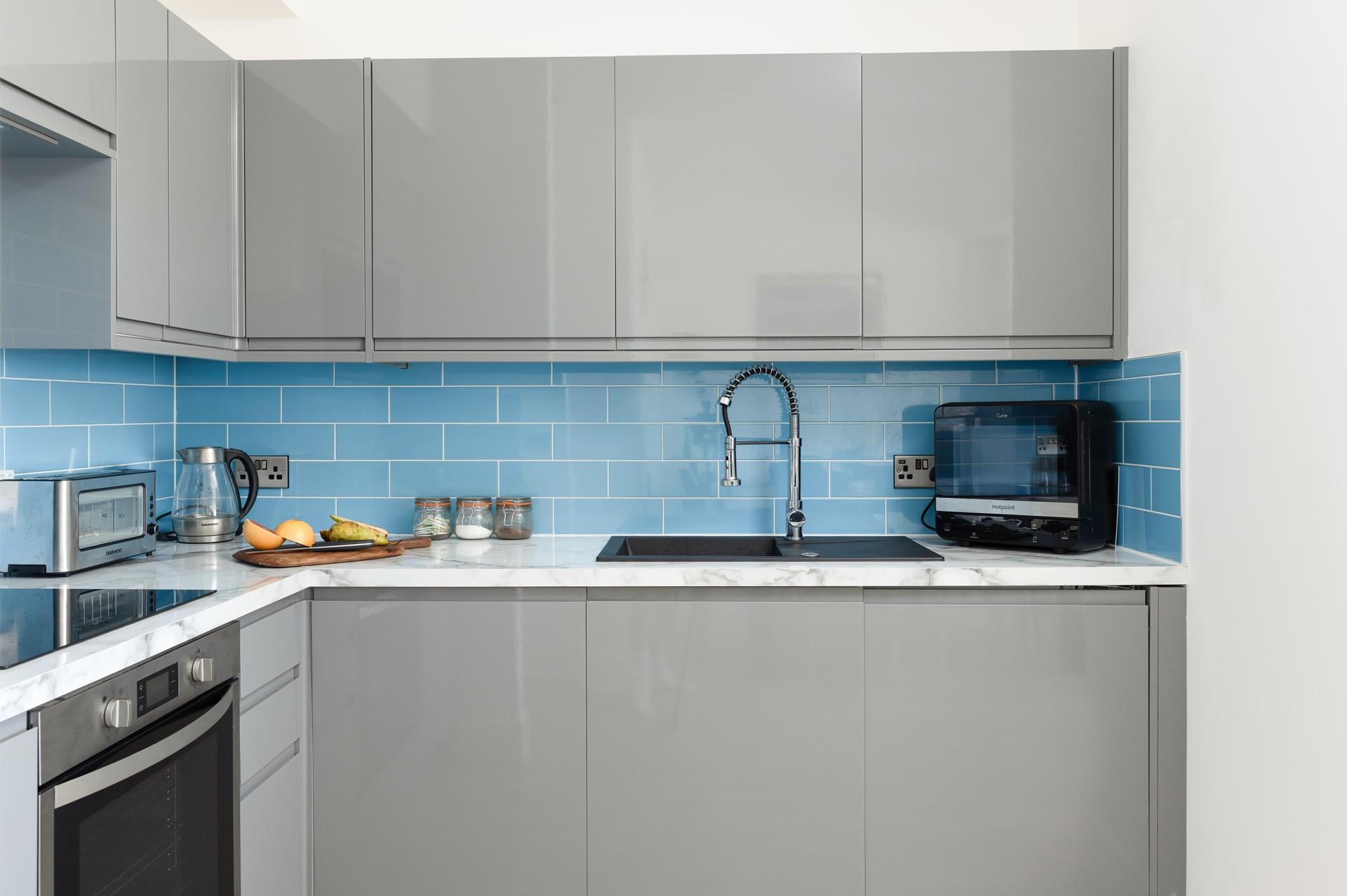 Well-equipped with all mod cons you need, so you can cook and dine with ease.