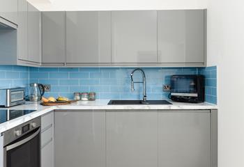 Well-equipped with all mod cons you need, so you can cook and dine with ease.
