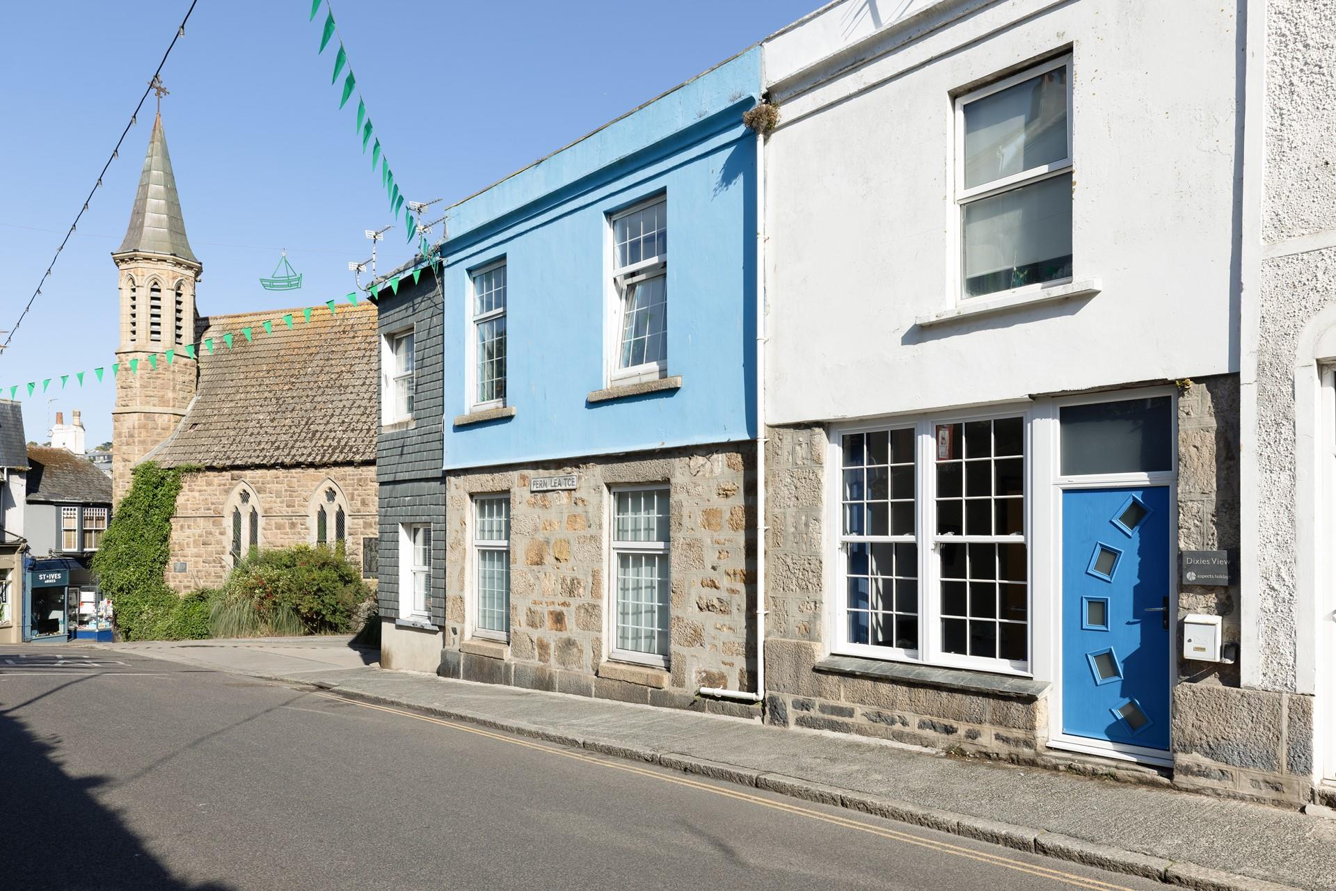A stone's throw from the harbour and beach, Dixie's View is ideally located for exploring St Ives.