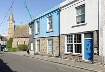 A stone's throw from the harbour and beach, Dixie's View is ideally located for exploring St Ives.