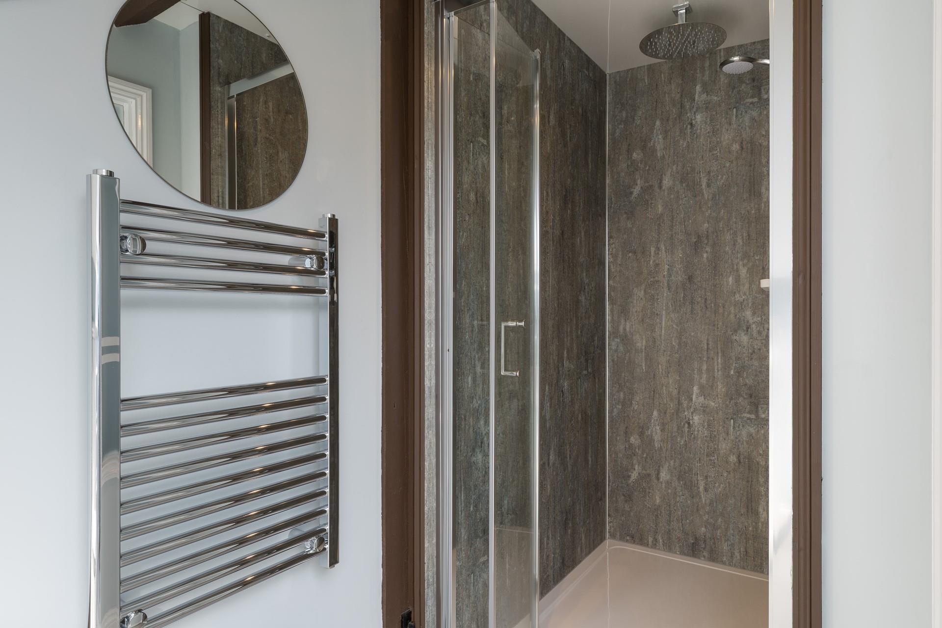 Wash the sand off and have a soak in the modern shower. 