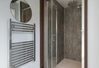 Wash the sand off and have a soak in the modern shower. 