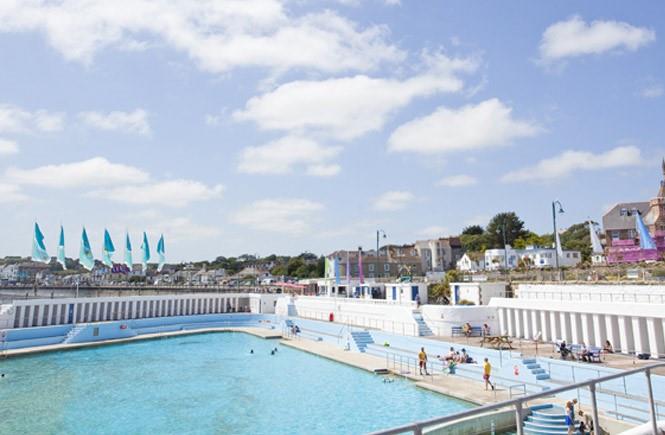 The iconic Jubilee Pool, an art-deco lido, is a short walk away too!