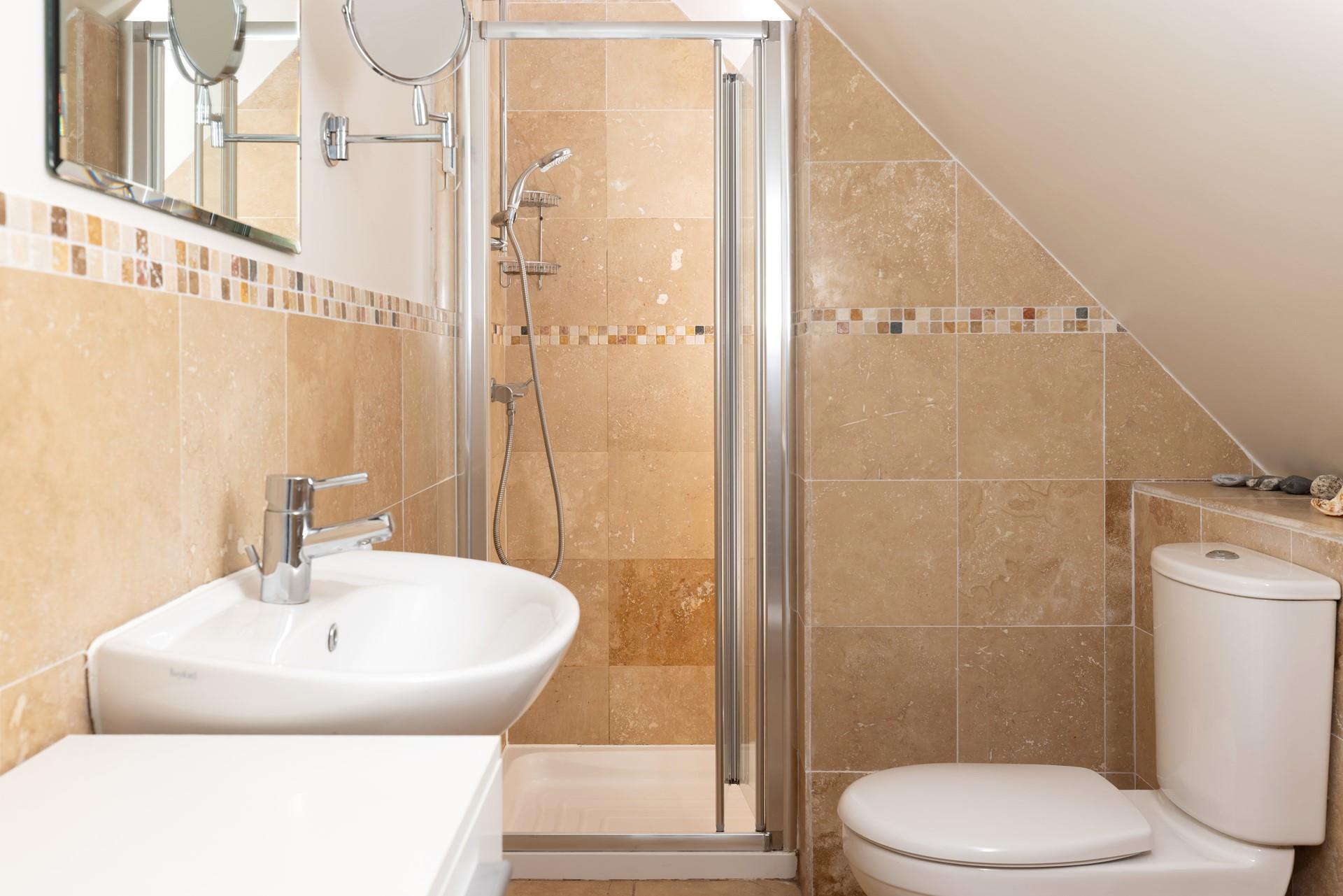 Start your day with a refreshing rinse in the en suite shower.
