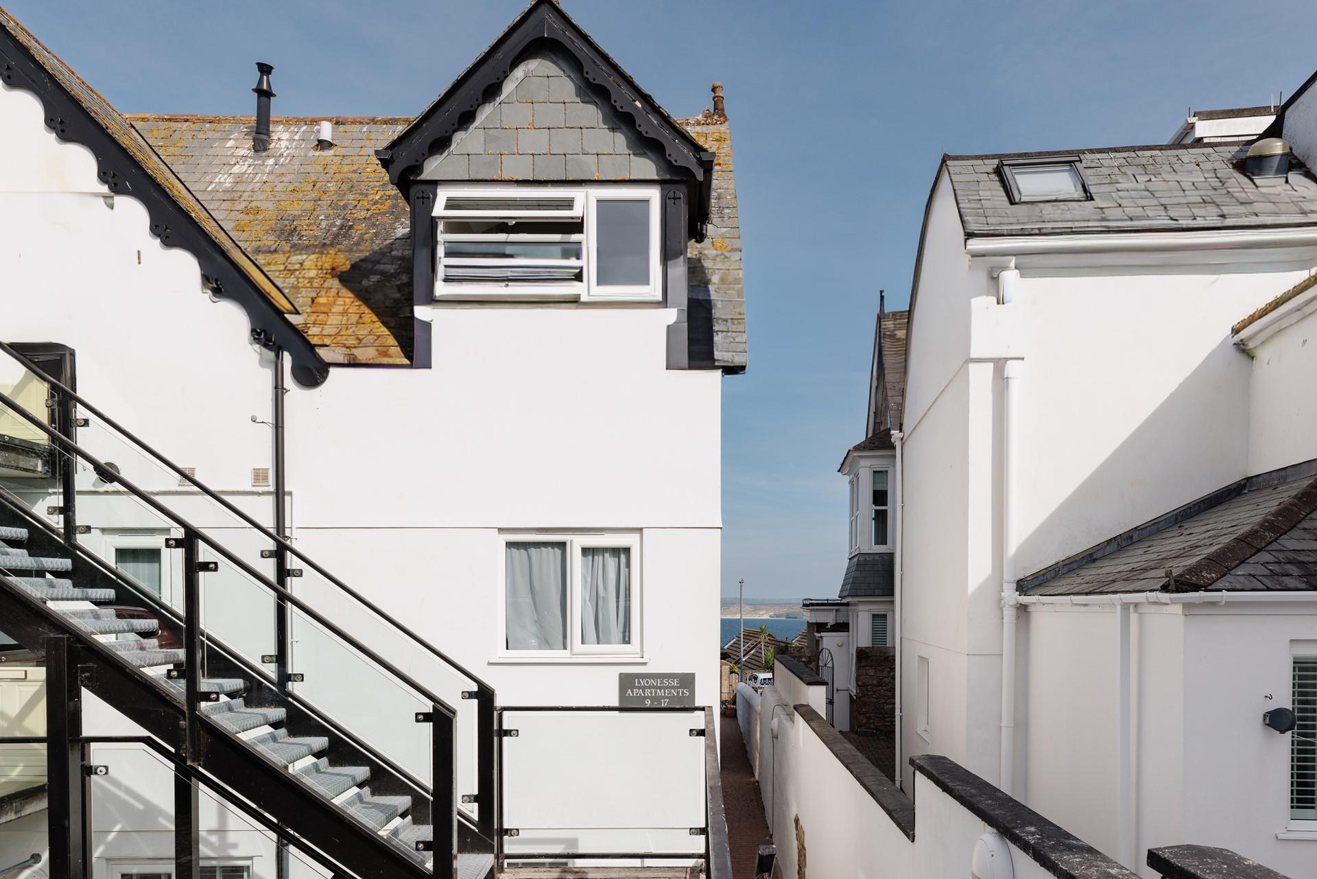 Located a short walk from St Ives harbourside, you'll find shops and eateries are not far away.