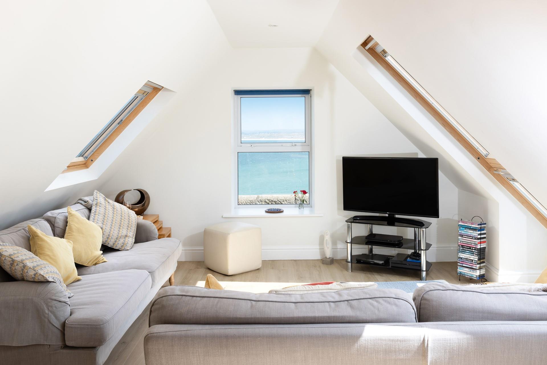 Happy Days is a delightful coastal apartment overlooking Porthminster beach in St Ives.