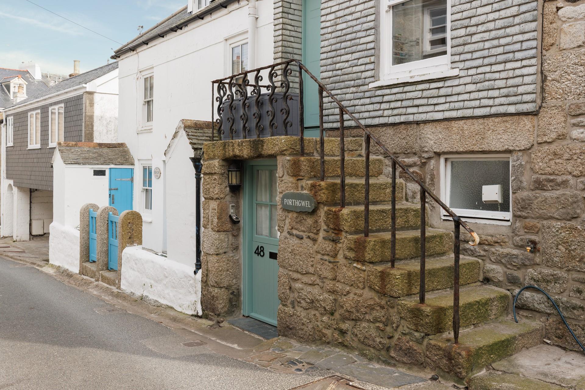Find the cottage amongst the cobbled streets of St Ives. 