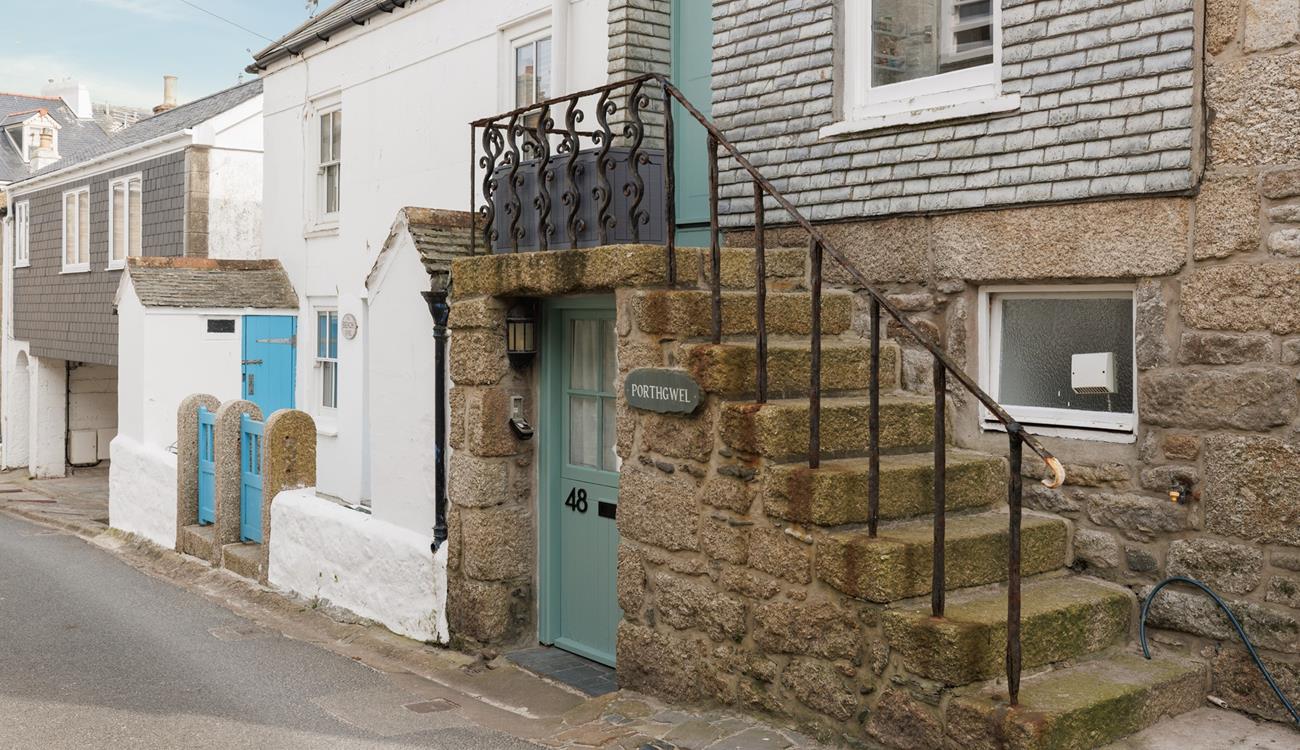 Find the cottage amongst the cobbled streets of St Ives. 