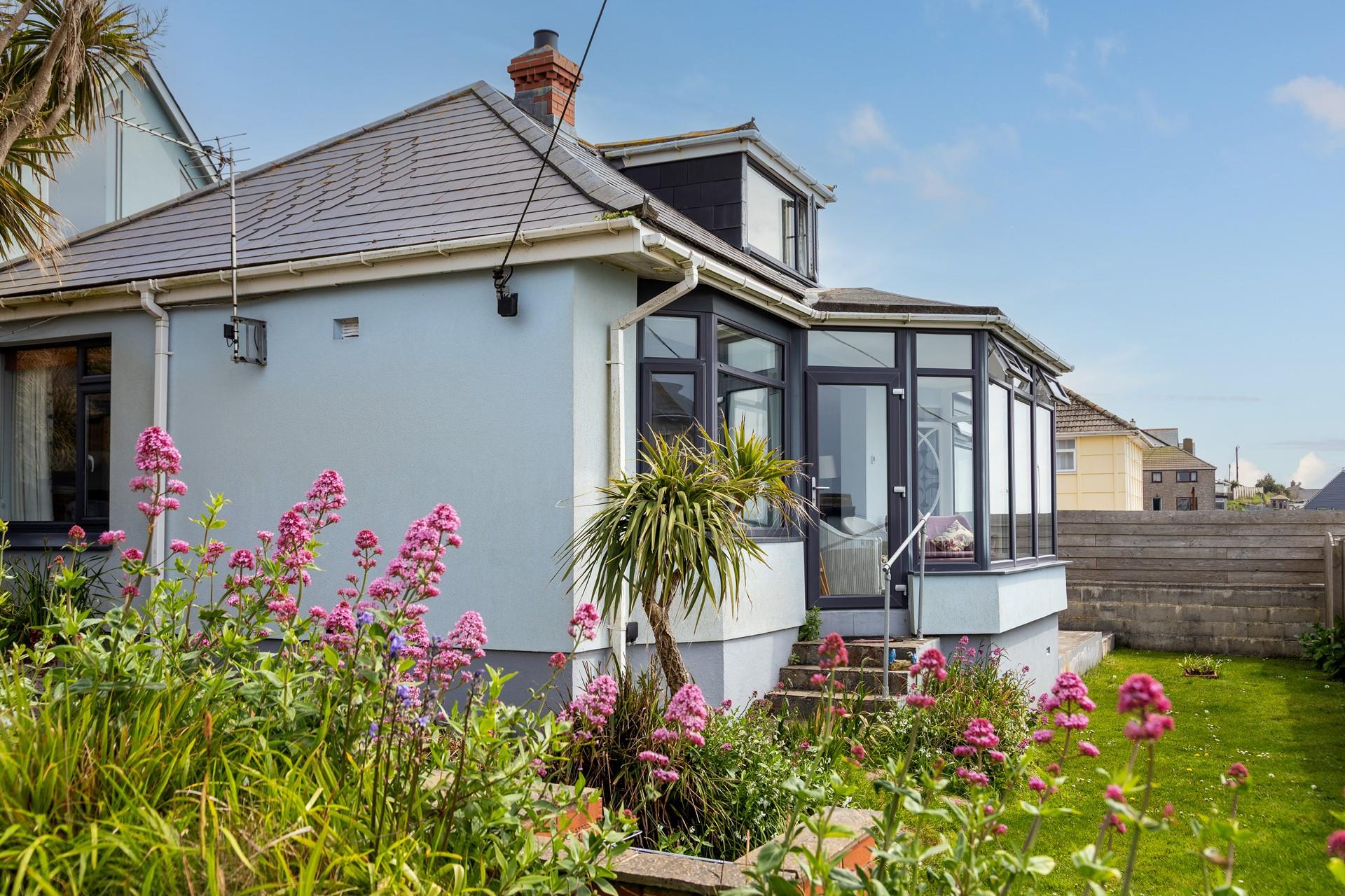 Moments from Porthleven's harbourside, Tamarind is only a short stroll from the shops and eateries.