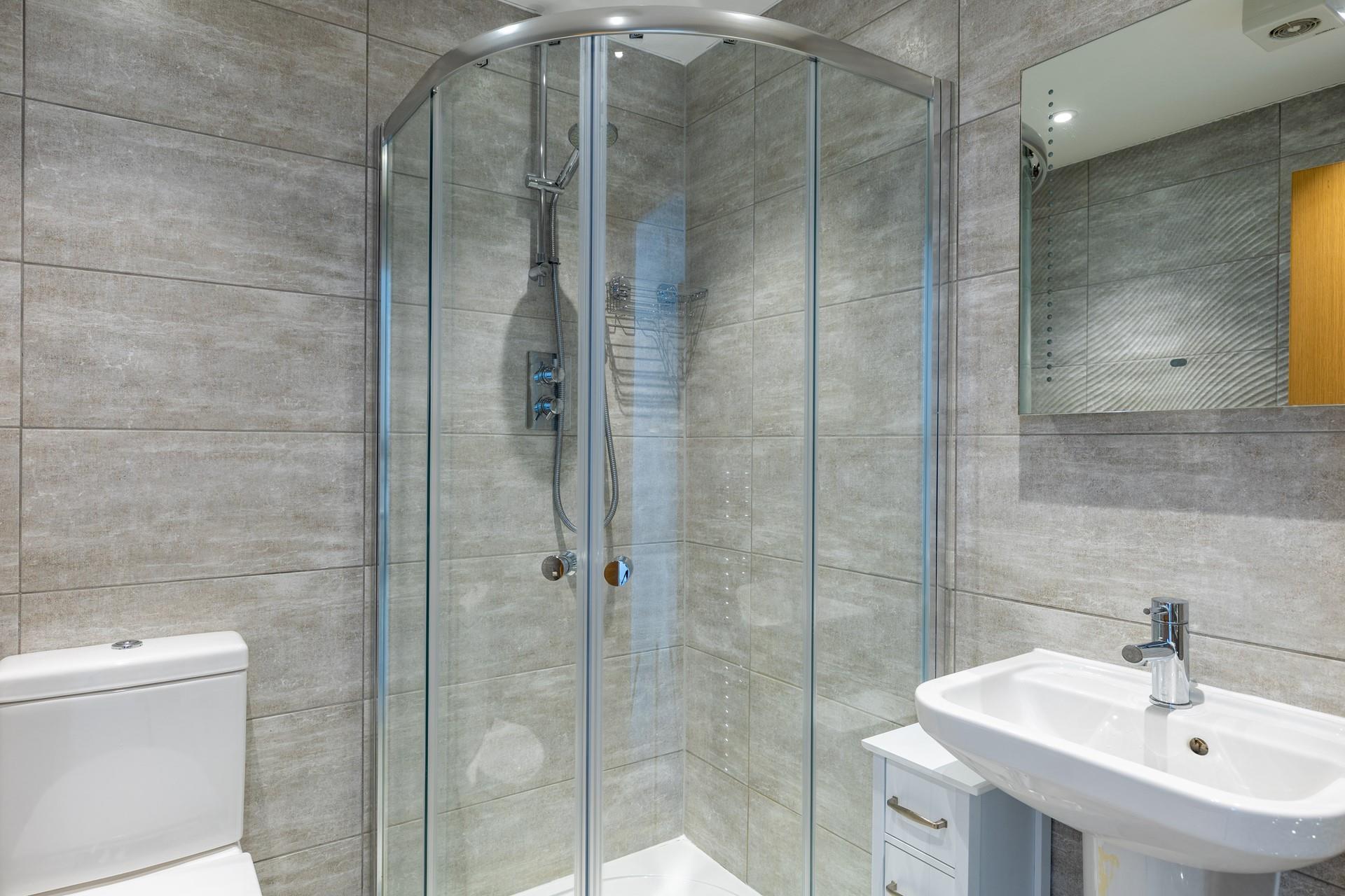 Step into the modern en suite to start your day!